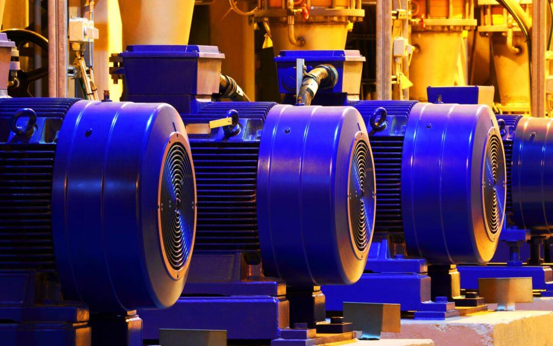 Como funciona a aplicação de inversores de frequência em motores trifásicos e quais os seus benefícios